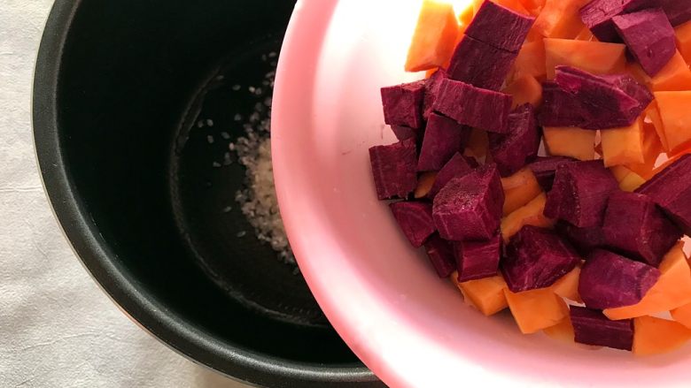 双薯红枣甜粥,再倒入紫薯和红薯