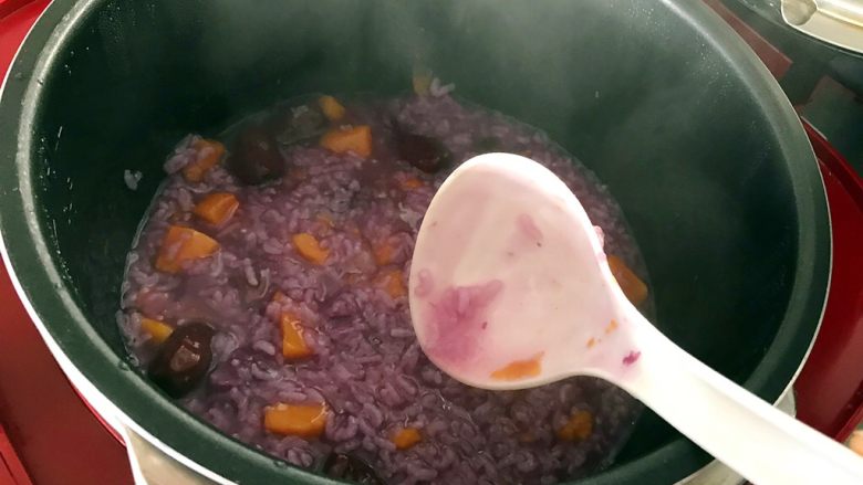 双薯红枣甜粥,搅拌均匀，再盖上锅盖，焖5分钟