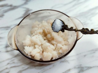 #辅食计划#蒸出来的虾肉鸡蛋卷,加入盐。(盐的量根据个人口味)