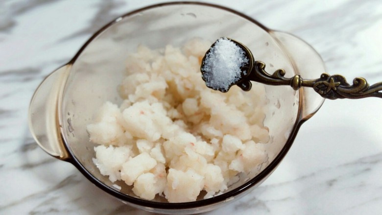 #辅食计划#蒸出来的虾肉鸡蛋卷,加入盐。(盐的量根据个人口味)