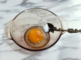 #辅食计划#蒸出来的虾肉鸡蛋卷,鸭蛋敲再器具中，加入少许盐。(鸡蛋也可以)