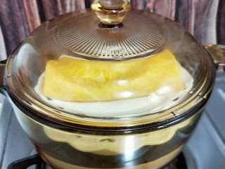 #辅食计划#蒸出来的虾肉鸡蛋卷,上锅隔水蒸10-12分钟即可。