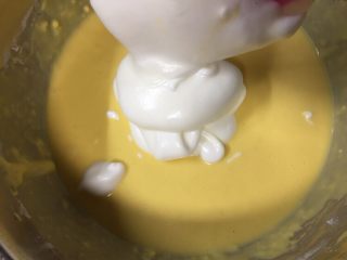 奶香什锦松饼（无添加剂版）,由底向上翻拌，不要画圈的手法的搅拌，松饼糊调好了
