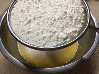 奶香什锦松饼（无添加剂版）,面粉过筛
