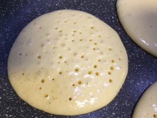奶香什锦松饼（无添加剂版）,待松饼表面收干出现如上图的气孔时