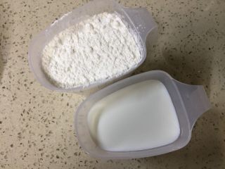 奶香什锦松饼（无添加剂版）,面粉和牛奶用量杯量好分量