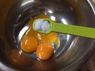 奶香什锦松饼（无添加剂版）,鸡蛋蛋液和蛋黄分离，加入2克盐