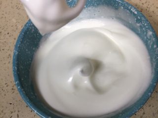 奶香什锦松饼（无添加剂版）,将打好的蛋白霜分三次加入蛋黄浆里分别拌均匀