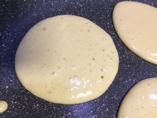 奶香什锦松饼（无添加剂版）,倒入的松饼糊自然凝固为圆形