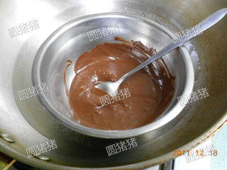 巧克力核桃雪球,巧克力切成小块，隔50度热水加热，搅拌至成光滑的酱状。