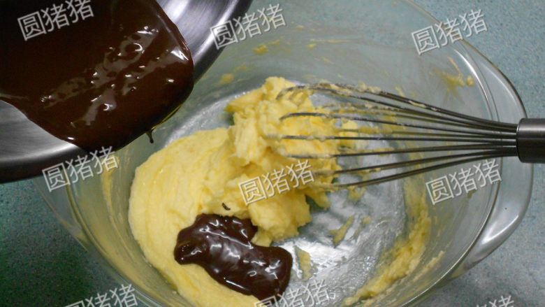 巧克力核桃雪球,将巧克力酱加入打发的黄油中。