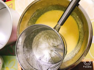 轻乳酪蛋糕（芝士蛋糕）,再筛入低筋面粉和玉米淀粉。