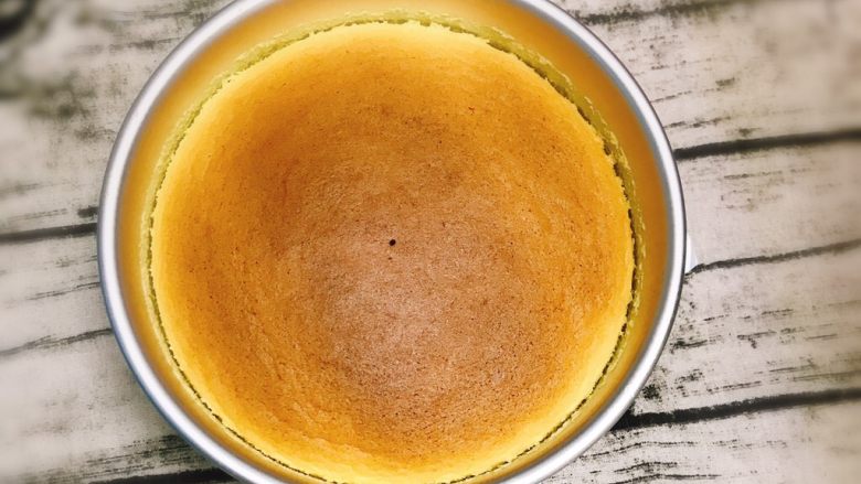轻乳酪蛋糕（芝士蛋糕）,烤好的蛋糕放至自然冷却，在表面可以涂上黄色果胶（可以不涂）再移入冰箱冷藏6小时脱模。