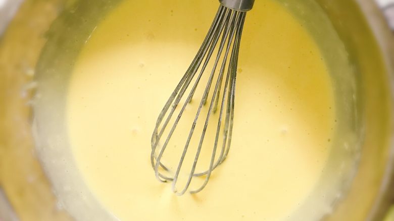 轻乳酪蛋糕（芝士蛋糕）,用手动打蛋器搅拌均匀无面粉颗粒为止。