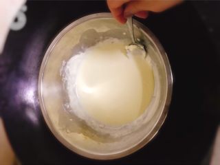 轻乳酪蛋糕（芝士蛋糕）,奶油奶酪切小块，加入1/4的鲜奶隔温水软化。一边加热，一边搅拌至呈乳膏状时端离热水。然后分次少量地加入剩下的3/4鲜奶，一边加一边用手动打蛋器搅拌均匀。