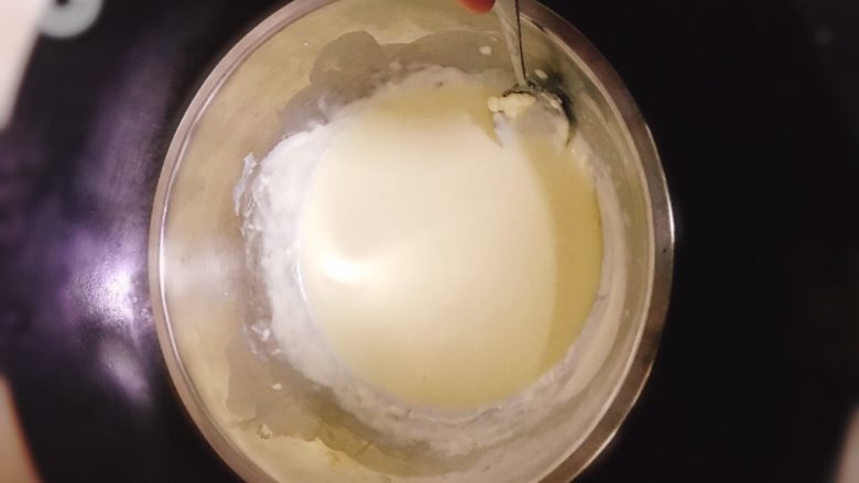 轻乳酪蛋糕（芝士蛋糕）,<a style='color:red;display:inline-block;' href='/shicai/ 48598'>奶油奶酪</a>切小块，加入1/4的鲜奶隔温水软化。一边加热，一边搅拌至呈乳膏状时端离热水。然后分次少量地加入剩下的3/4鲜奶，一边加一边用手动打蛋器搅拌均匀。