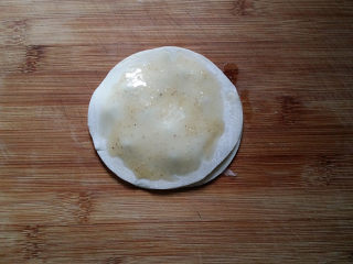 千层葱油饼（饺子皮片版）,盖上第二张饺子皮再刷层油酥