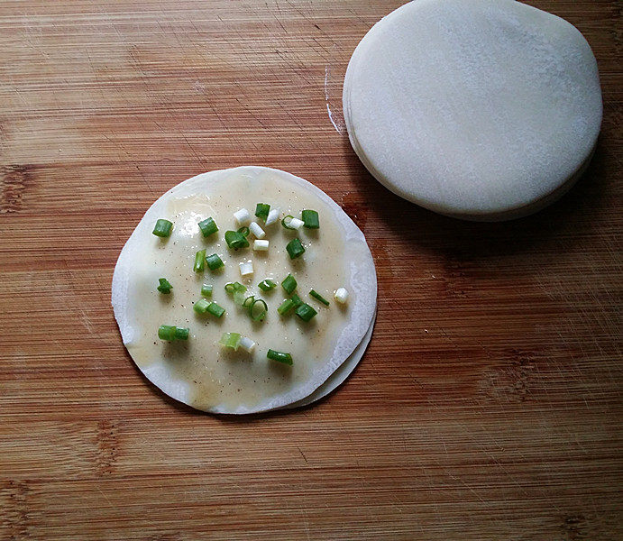 千层葱油饼（饺子皮片版）,同样撒少许葱花