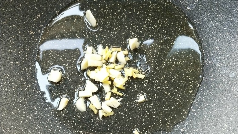 菌类料理+荷兰豆草菇虾仁,起油锅，放姜末蒜末。