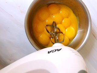 入口即化蛋黄溶豆
,在蛋黄里滴几滴柠檬汁，高速打发蛋黄。柠檬汁可以去腥，也起到稳定蛋黄的作用，如果没有可以不放。
照片我是一次打了15个蛋，大家做3个的量就可以了，足够宝宝吃几天了
