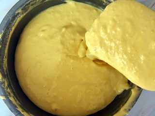 入口即化蛋黄溶豆
,搅拌至无干奶粉就可以了，有小颗粒没有关系。不要过度搅拌以免消泡，小颗粒会自己溶解。