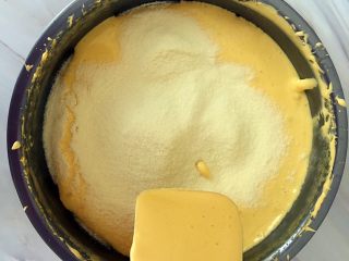 入口即化蛋黄溶豆
,放入奶粉，用翻拌的手法将奶粉和蛋黄糊混匀，切记不要打圈搅拌会消泡。
翻拌的手法类似我们炒菜的手法，也可用一字手法进行搅拌。