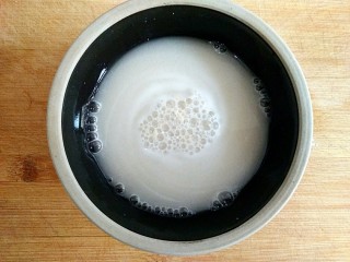 香菇油菜包,用温水将酵母粉冲开。
