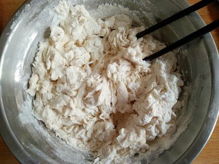 香菇油菜包,用筷子搅拌成雪花状。