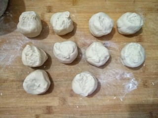 香菇油菜包,用手揪成大小均匀的面剂（也可以用刀切分）
