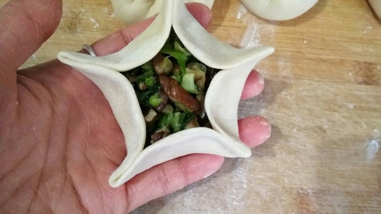 香菇油菜包,填馅料时注意皮的收口处一定要干净，不然容易捏不紧。