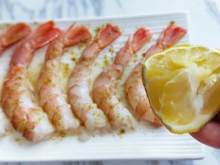 #辅食计划#黄金凤尾虾#煮蛋器版#,处理好的红虾摆放在盘子里，撒上十三香，再挤入柠檬汁，腌制30分钟。