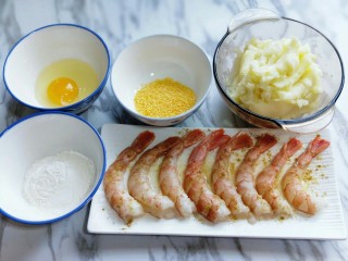 #辅食计划#黄金凤尾虾#煮蛋器版#,鸡蛋，面粉，面包糠，准备工作完成。