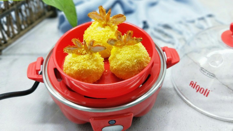 #辅食计划#黄金凤尾虾#煮蛋器版#,将做好的凤尾虾，放入煮蛋器的料理盘中。