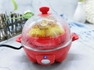 #辅食计划#黄金凤尾虾#煮蛋器版#,启动煮蛋器，蒸12分钟即可。