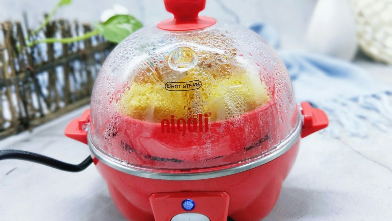 #辅食计划#黄金凤尾虾#煮蛋器版#,启动煮蛋器，蒸12分钟即可。