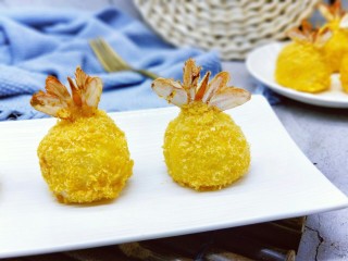 #辅食计划#黄金凤尾虾#煮蛋器版#,这道辅食适合两岁半以上，对海鲜，鸡蛋不过敏的宝贝食用。