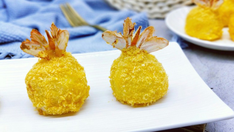 #辅食计划#黄金凤尾虾#煮蛋器版#,这道辅食适合两岁半以上，对海鲜，鸡蛋不过敏的宝贝食用。