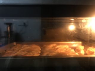 奶棒椰蓉面包,送进提前预热好的烤箱中层上下火180度20分钟