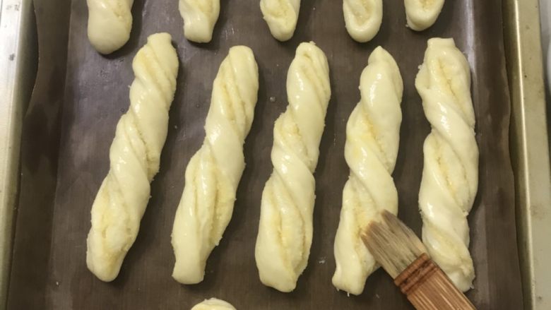 奶棒椰蓉面包,送入发酵箱温度在35度湿度保持在80％左右发酵一倍大后，表面刷上蛋液