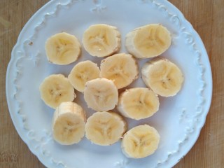焗烤香蕉面包丁,香蕉切片也可以切丁。