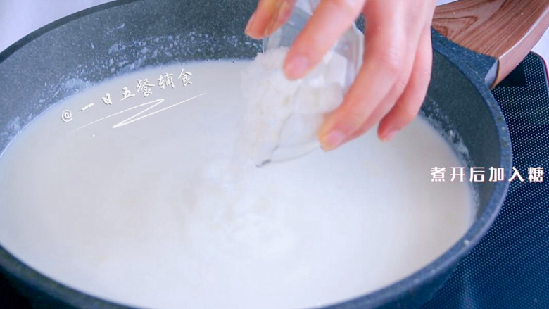 自制炼乳,将500克纯牛奶倒入奶锅中，煮开加入30克糖，开中小火。
>>糖的量很低很低，算是原味炼乳。糖的量还可以再加，糖多一点，放的时间也可以长些。
