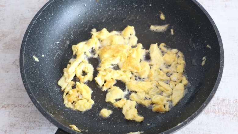 咕咾汁炒面,油温8成热后，倒入鸡蛋液，边炒鸡蛋，边用筷子将鸡蛋划散。