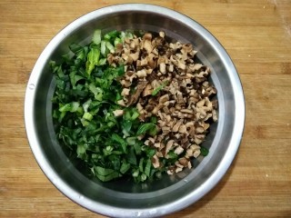 香菇油菜包,将油菜和泡发的香菇切小丁。