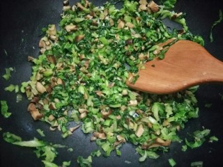 香菇油菜包,锅中少量香油烧热，下入馅料，加入盐，鸡精，十三香粉略炒（不要炒过了）。