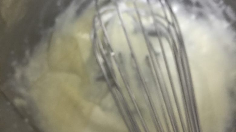 巧克力乳酪渐变慕斯。,加入沥干水分的吉利丁片继续搅拌至融化。