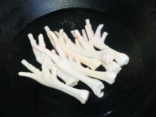 陈醋鸡爪（凤爪）,鸡爪与冷水下锅煮15分钟左右