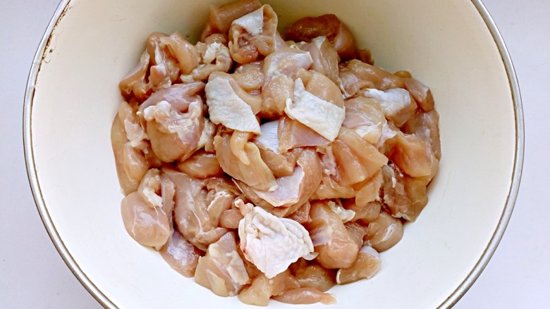 左宗棠鸡,用盐抓一抓，腌上10多分钟。