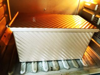 火腿肉松芝士吐司,烤箱175度预热好，放入吐司盒，上下管调170度25分钟