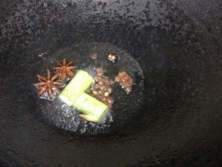 香菇杂酱面,热锅起油放入花椒粒，八角和葱段爆香