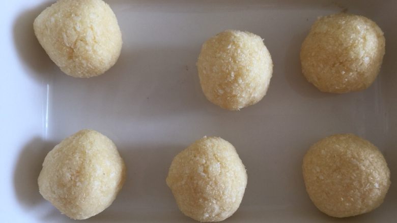 椰蓉花式面包卷,称重分成6等份盖上保鲜膜备用，天热了需要放进冰箱冷藏
